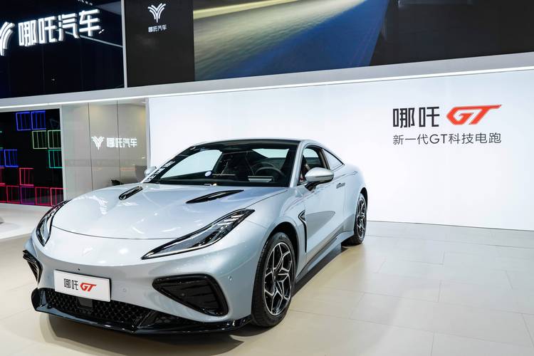 深圳253哪吒汽车在智能汽车领域的表现，领途汽车在新能源汽车市场中的影响力